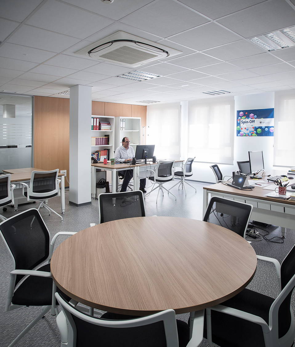 Sala administrativa con espacios de reunión situada en la sexta planta del Centro de Transferencia Tecnológica de la Universidad de Granada