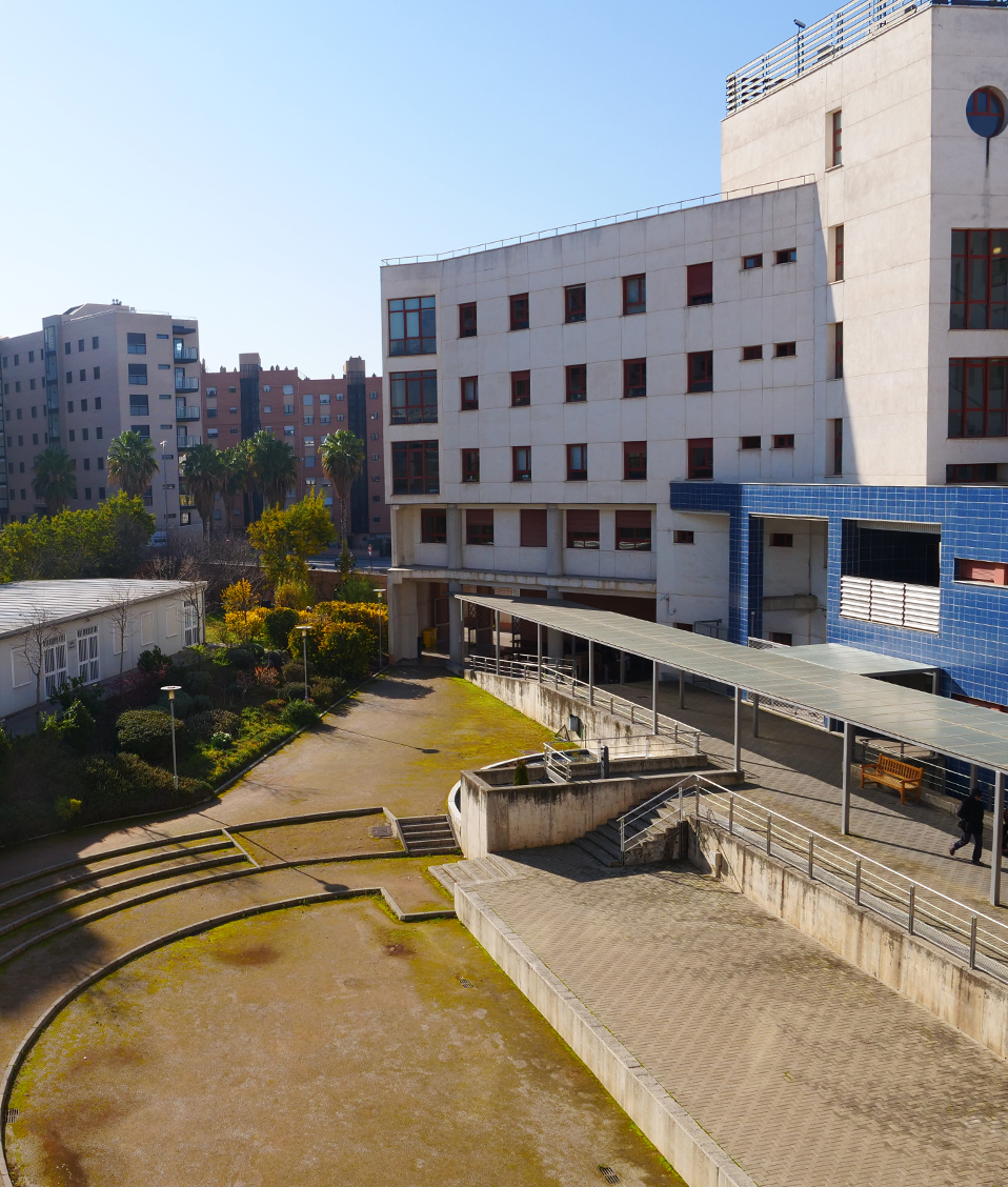 Exterior de la Escuela Técnica Superior de Ingenierías Informática y de Telecomunicación con el edificio a la derecha y el patio de entrada
