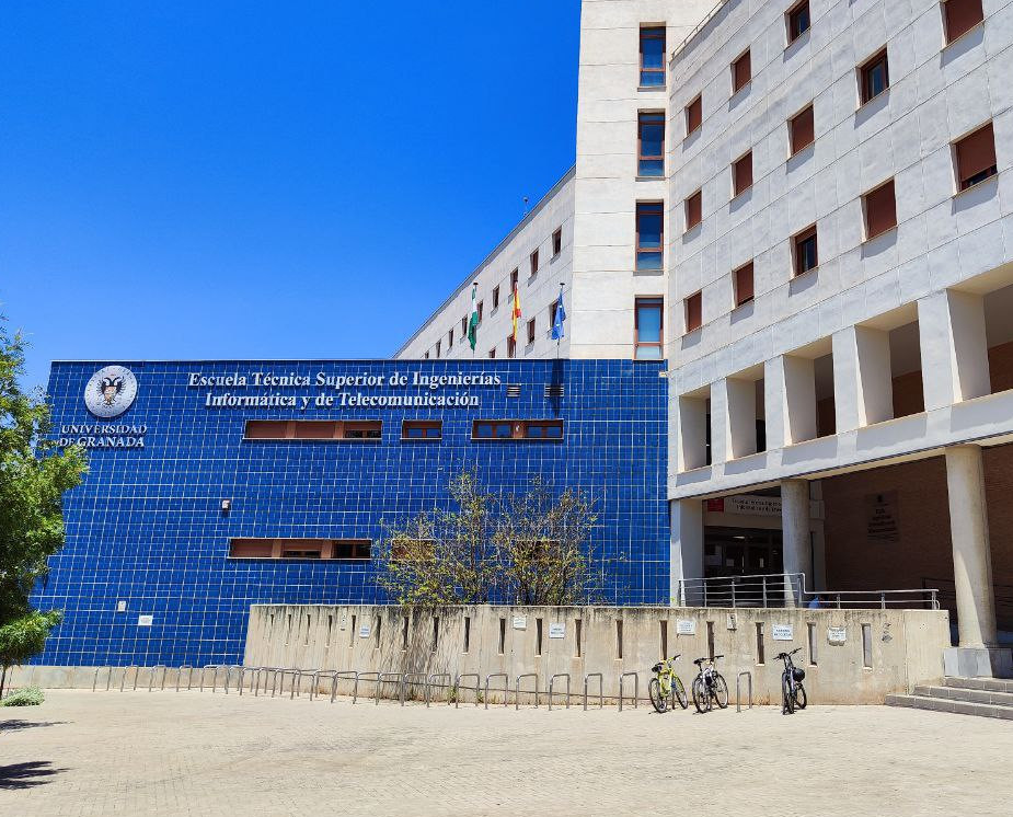 Fachada principal de la Escuela Técnica Superior en Ingenierías Informática y de Telecomunicación