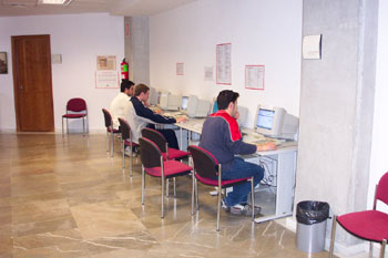 Puestos de ordenador disponibles en la biblioteca